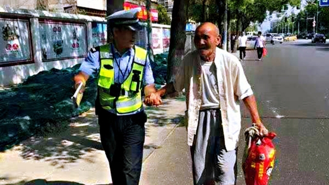 扶老人過馬路 執(zhí)勤民警平凡舉動暖人心