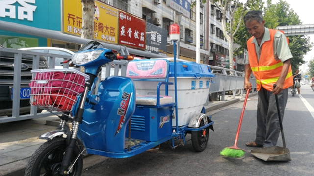 新型垃圾清運車亮相街頭