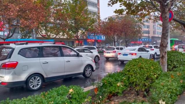 雨中道路擁堵，市民可繞行！